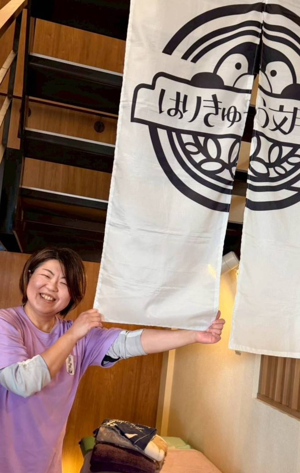 はりきゅう文月ののぼりを持つ代表 本田千夏